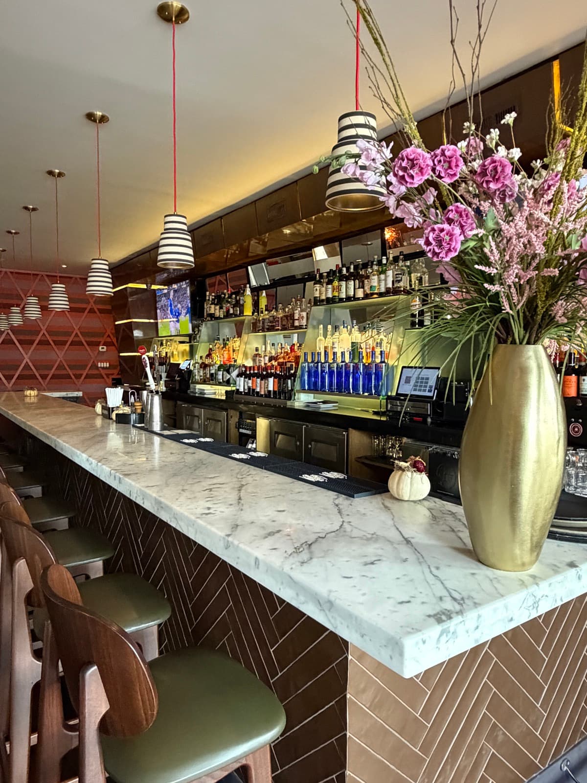 Quattro Pazzi interior with hanging plants